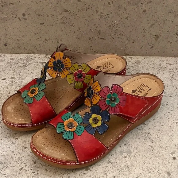 L'Artiste Red Floral Women's Sandals - Picture 1 of 6